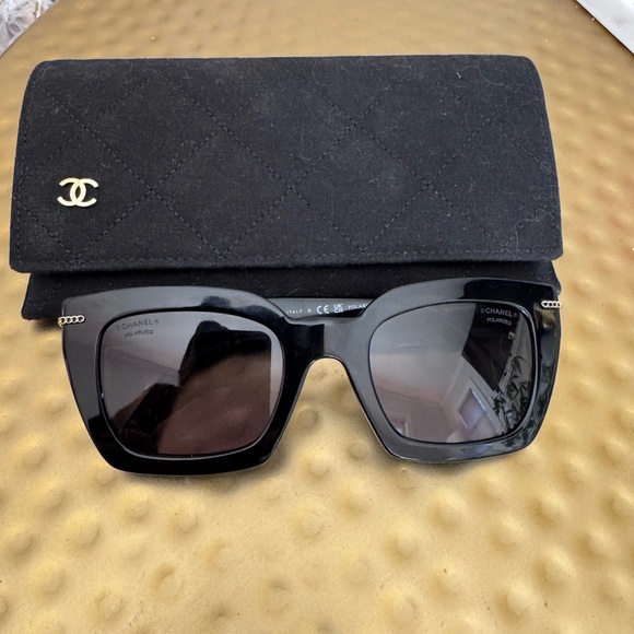 CHANEL 5509-A Sunglasses. Like New. With Case - Picture 4 of 5